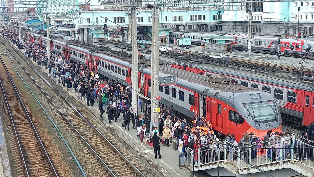 Электропоезд, состоящий из 14 вагонов.
